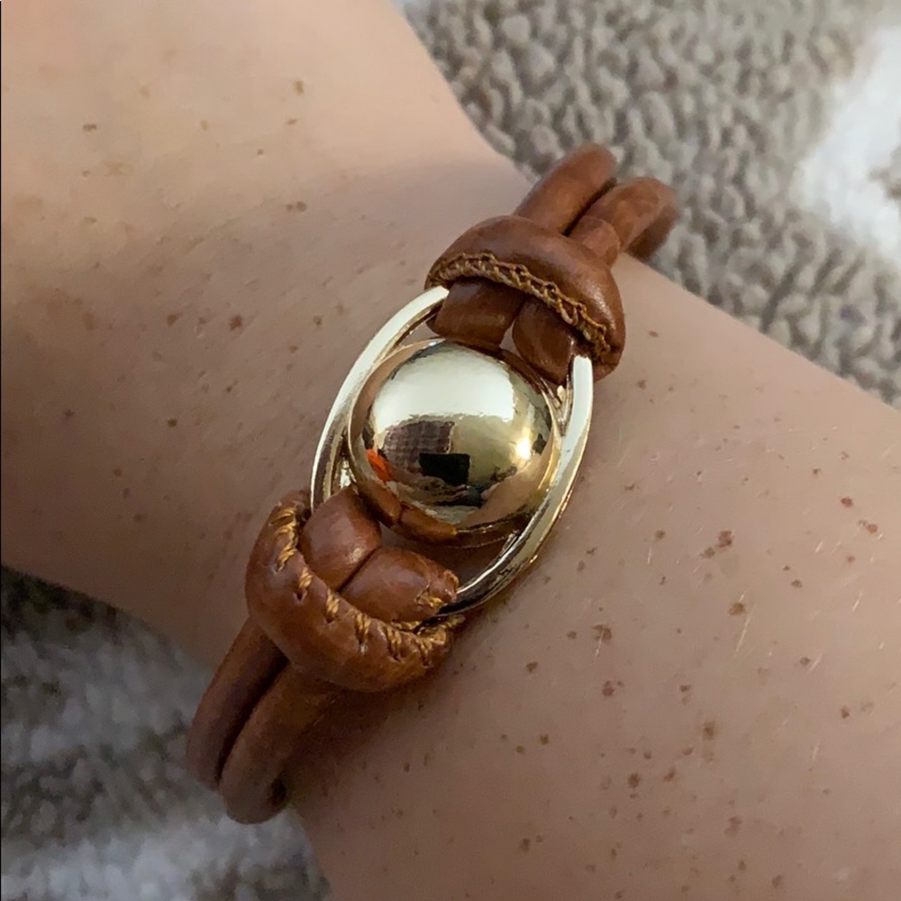 🌻NWOT Faux Gold and Leather Bracelet🌻